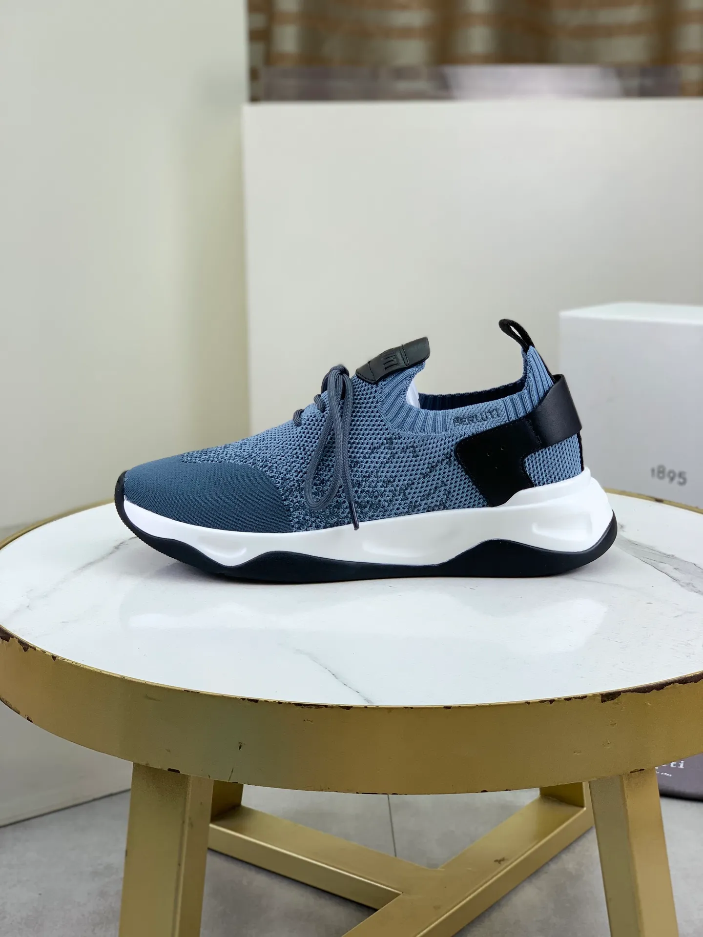 Factory price P680 💰Top purchasing quality💎💎Berlut* France's top men's shoes, the Berluti brand broke the rules in its debut and launched a new Edge shoe last. This model is hand-crafted with exquisite and fashionable fly-woven cowhide, a water-dyed cowhide lining, and an original color-blocked lightweight and wear-resistant rubber sole. This bold improvement of the iconic shoe last is of great significance to the creative work of its unique shape and edge width. On Alessandro shoes, this sharp-edged silhouette is made more see-through through Kris' bold and professional new Cloudy dyeing, making it classic and fashionable! Size: 39-45 (38 and 46 sizes can be customized)